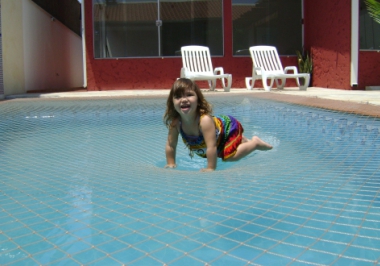 Redes de proteção evitam afogamentos em piscinas